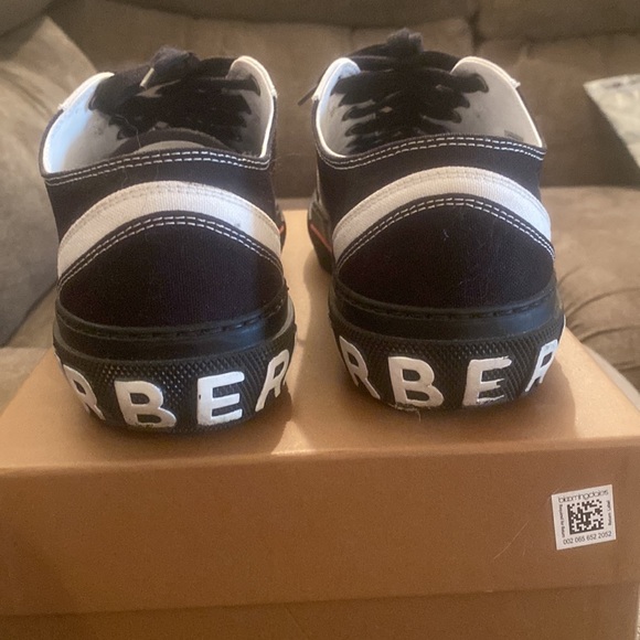 Burberry chucks size 42 which is like a 8.5 black white and red - Picture 2 of 4